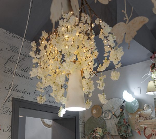 lampadario composizione floreale